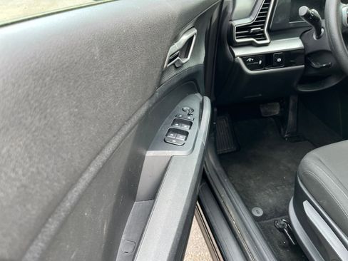 Used 2025 Kia Sportage LX image 18