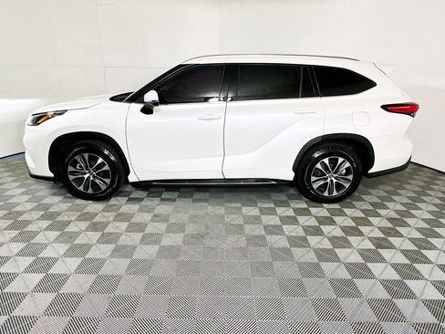 Used 2021 Toyota Highlander XLE image 6