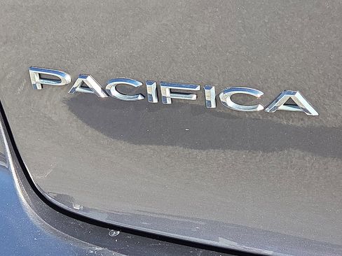 Used 2023 Chrysler Pacifica Touring-L image 8