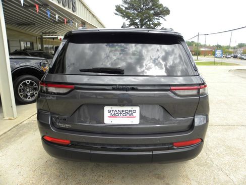 Used 2024 Jeep Grand Cherokee Altitude AWD/4WD image 5