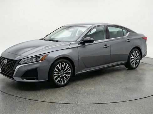 Used 2025 Nissan Altima 2.5 SV FWD image 3