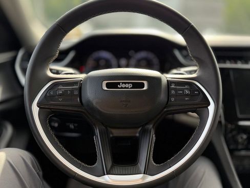 Used 2023 Jeep Grand Cherokee L Laredo image 11