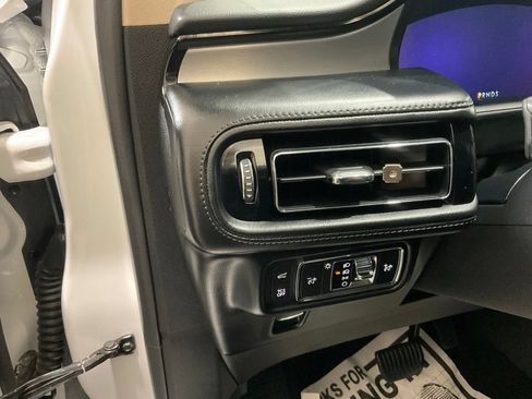 Used 2022 Lincoln Nautilus FWD w/ Premium Package image 8