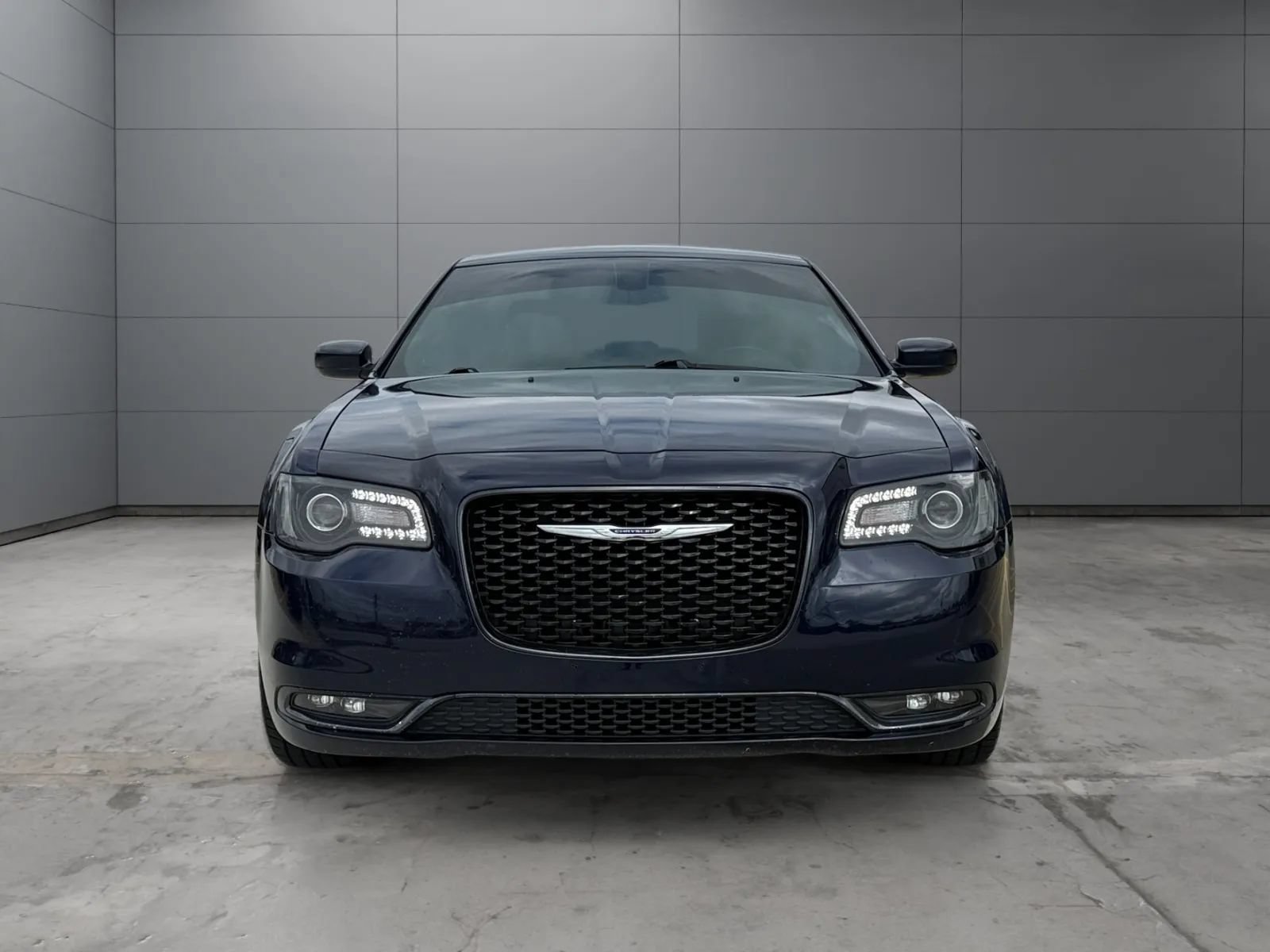 Used 2016 Chrysler 300 S RWD image 2