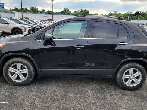 Used 2019 Chevrolet Trax LT w/ LT Convenience Package FWD image 3