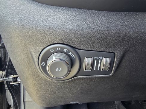 Used 2025 Jeep Compass Latitude w/ Sun & Sound Group AWD/4WD image 20
