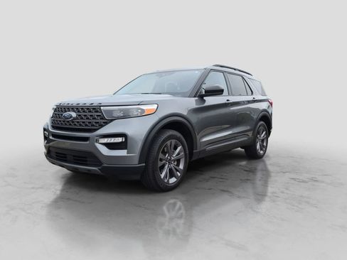 Used 2024 Ford Explorer XLT w/ Equipment Group 202A AWD/4WD image 4