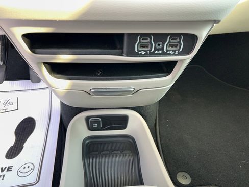 Used 2024 Chrysler Pacifica Touring-L image 21