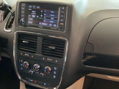 Used 2019 Dodge Grand Caravan SXT FWD image 31