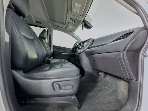Used 2018 Toyota Sienna SE w/ SE Preferred Package image 28