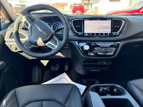 New 2026 Chrysler Pacifica Select image 6