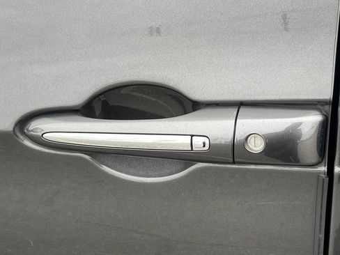 Used 2018 Chrysler Pacifica Touring Plus w/ Tire & Wheel Group image 41