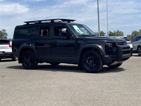 Used 2023 Land Rover Defender 130 SE image 4