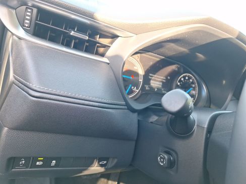 Used 2024 Toyota Venza LE image 17