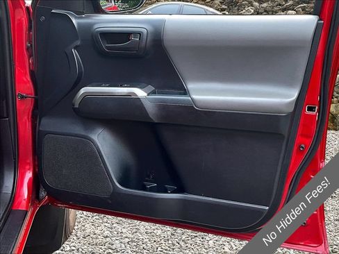 Used 2018 Toyota Tacoma SR5 AWD/4WD image 20