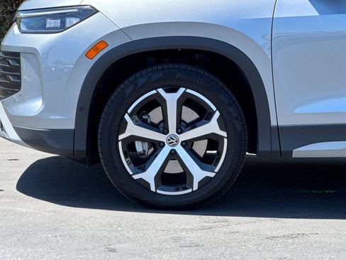 Used 2025 Volkswagen Tiguan SE AWD/4WD image 24