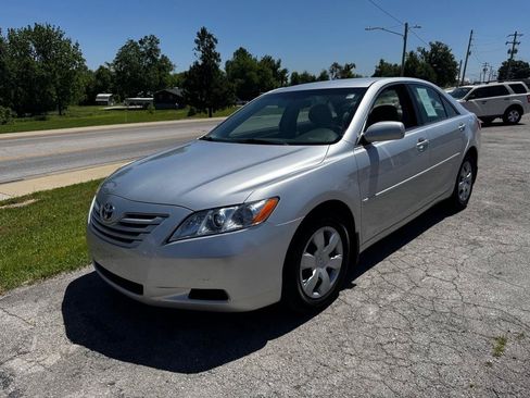Used 2009 Toyota Camry SE FWD image 3
