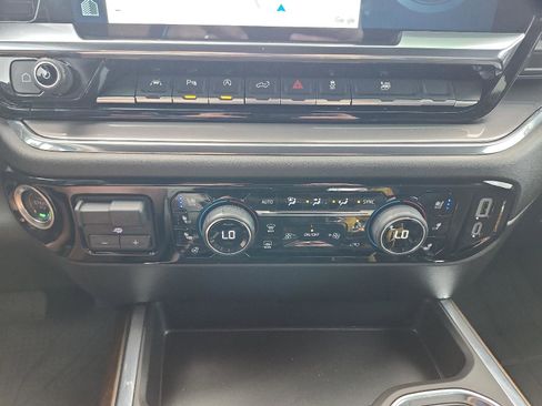 Certified 2025 Chevrolet Silverado 1500 High Country w/ High Country Premium Package AWD/4WD image 24