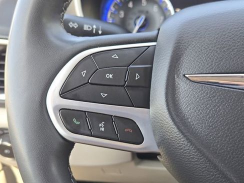 Used 2023 Chrysler Pacifica Touring-L FWD image 28