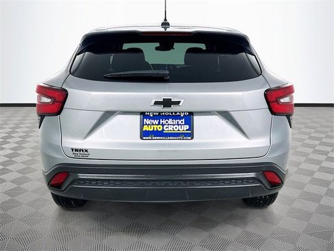 Used 2024 Chevrolet Trax LS w/ LS Convenience Package image 6