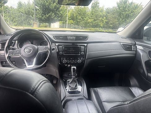 Used 2020 Nissan Rogue SV FWD image 14
