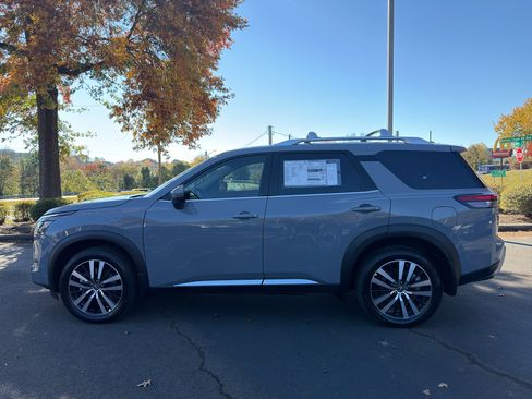 New 2025 Nissan Pathfinder Platinum image 4