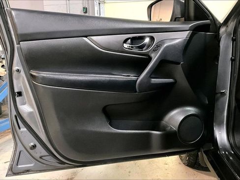 Used 2015 Nissan Rogue SV w/ SV Moonroof Package image 26