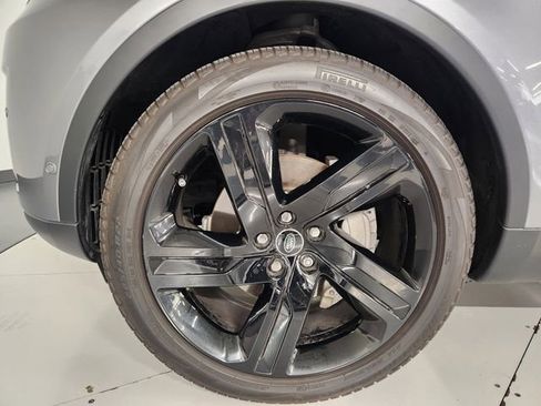 Used 2025 Land Rover Discovery S image 8