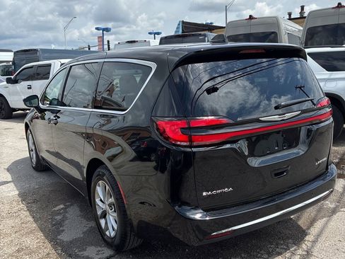 Used 2026 Chrysler Pacifica Limited FWD image 14
