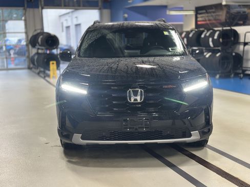 Used 2025 Honda Pilot TrailSport image 2