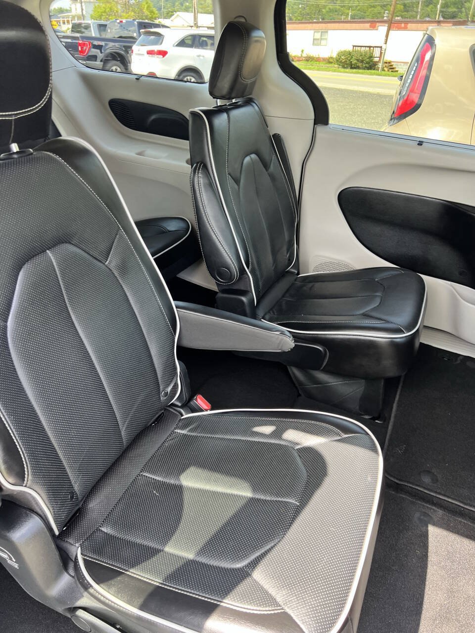 Used 2023 Chrysler Pacifica Limited FWD image 11
