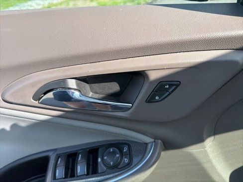 Used 2017 Chevrolet Malibu LT FWD image 19