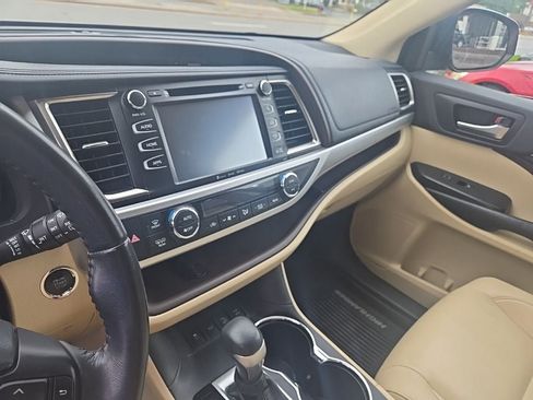 Used 2019 Toyota Highlander XLE AWD/4WD image 6