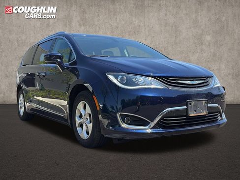 Used 2018 Chrysler Pacifica Touring-L FWD image 1