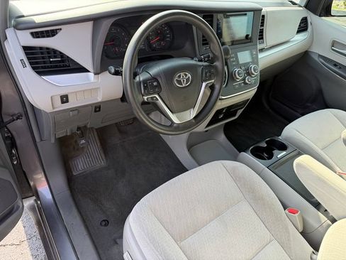 Used 2015 Toyota Sienna LE FWD image 13