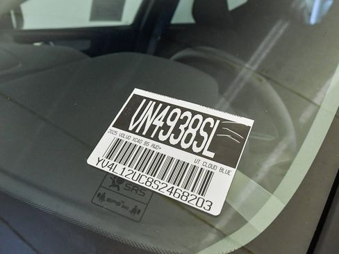 Certified 2025 Volvo XC40 B5 Plus w/ Climate Package image 32