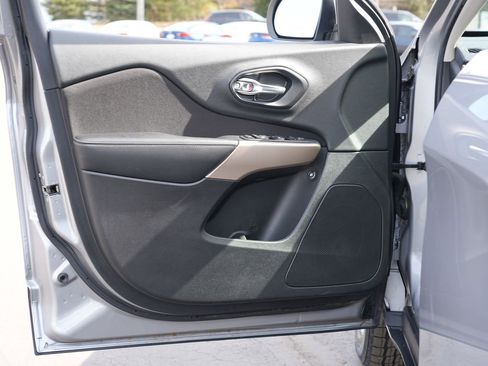 Used 2018 Jeep Cherokee Latitude w/ Safety Group image 14