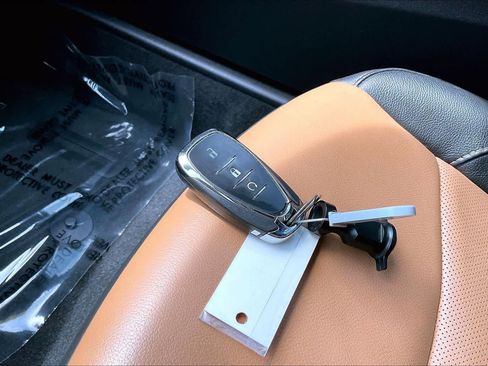Used 2018 Chevrolet Volt Premier w/ Driver Confidence Package FWD image 11