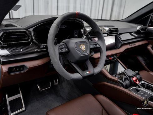 Used 2025 Lamborghini Urus SE image 26