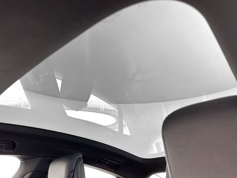 Certified 2025 Porsche Taycan image 15