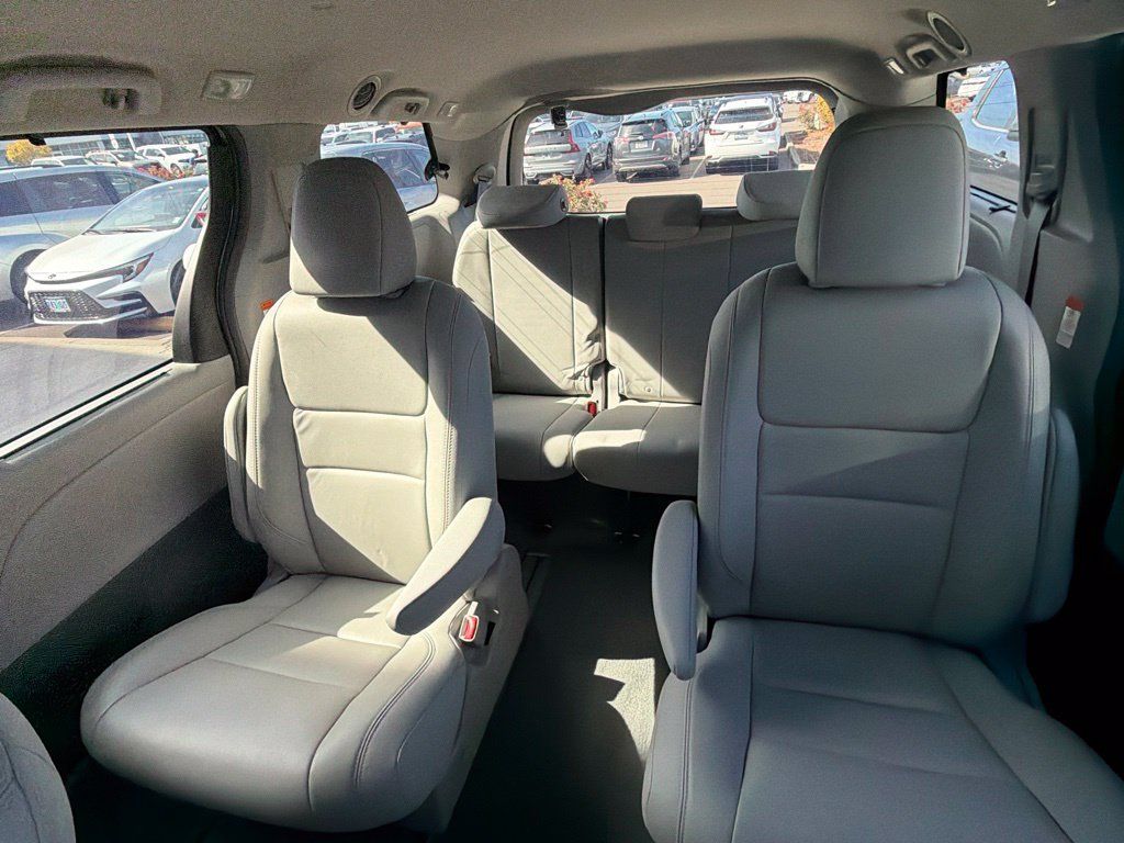 Used 2017 Toyota Sienna XLE w/ XLE Navigation Package AWD/4WD image 10