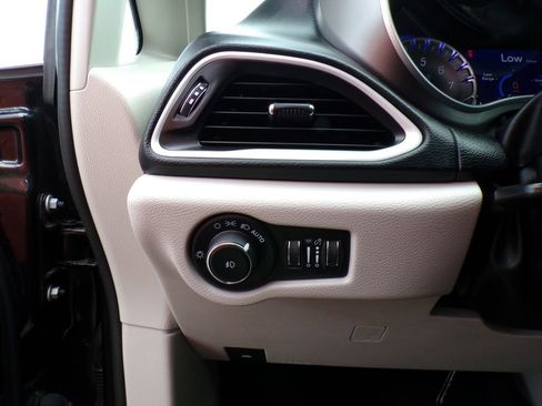 Used 2023 Chrysler Pacifica Touring-L FWD image 14