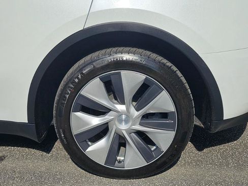 Used 2023 Tesla Model Y AWD image 19