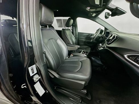 Used 2025 Chrysler Pacifica Select FWD image 37