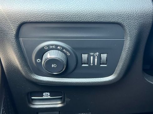 Used 2023 Jeep Grand Cherokee Limited AWD/4WD image 19