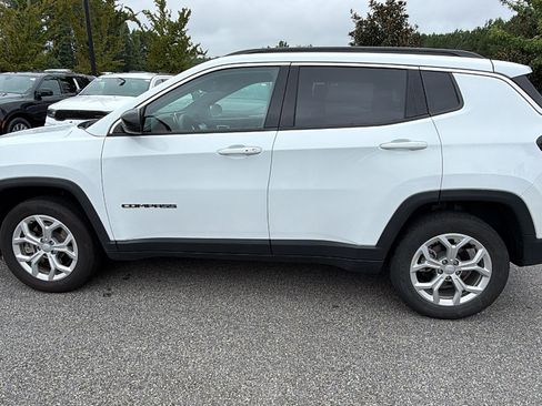 Used 2024 Jeep Compass Latitude AWD/4WD image 11