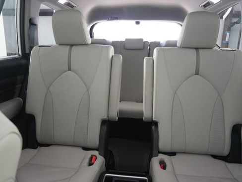 Used 2025 Toyota Grand Highlander AWD image 31