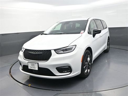 New 2026 Chrysler Pacifica Select image 3