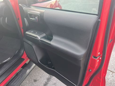 Used 2017 Toyota Tacoma TRD Off-Road w/ Premium & Technology Package image 14