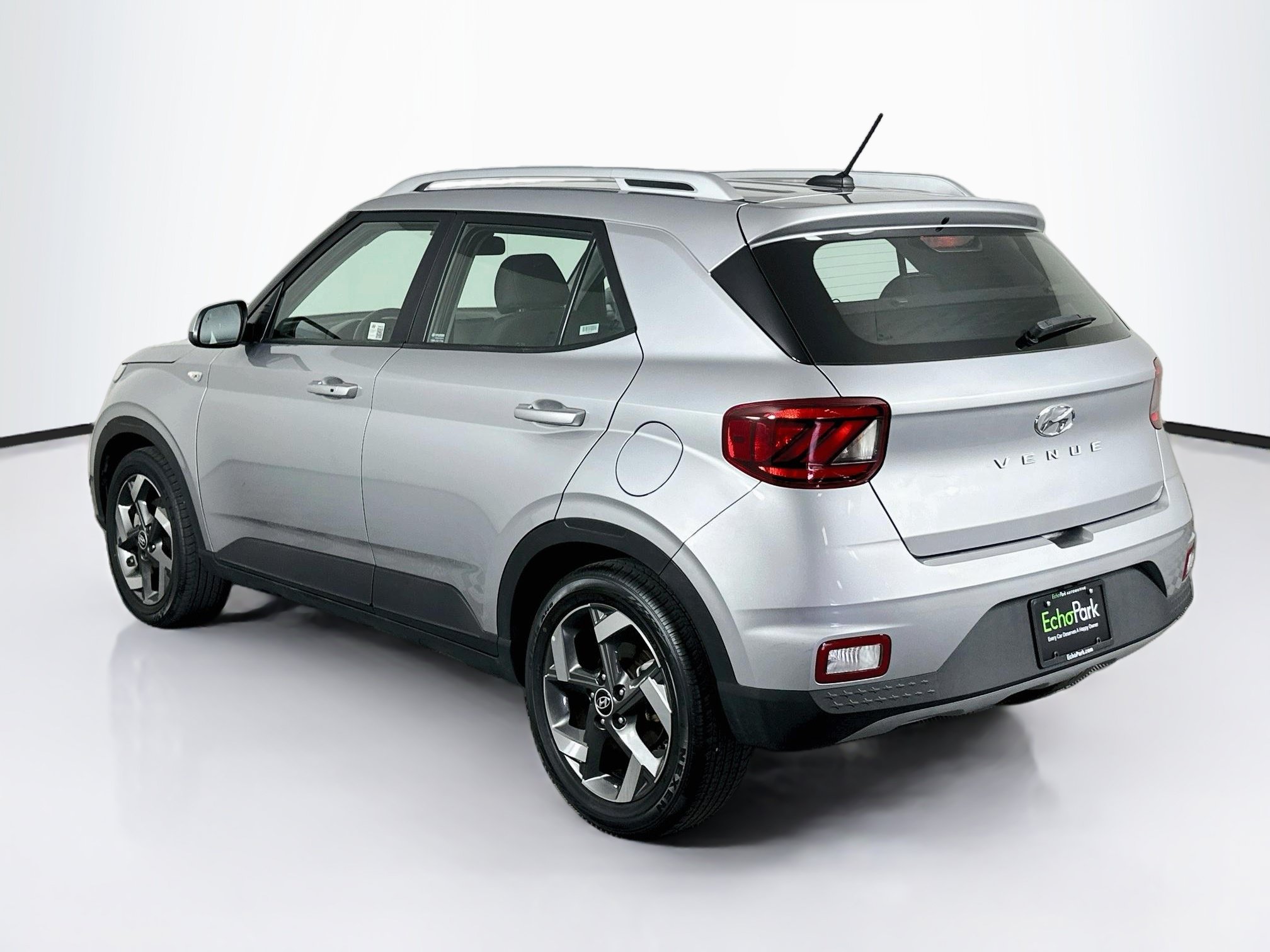 Used 2025 Hyundai Venue SEL FWD image 5